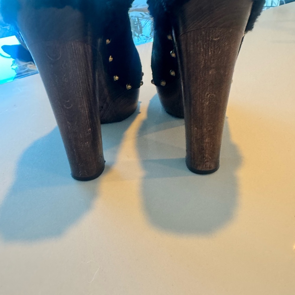 Gucci Black and Gold Fur-Lined Mules - Picture 3 of 6